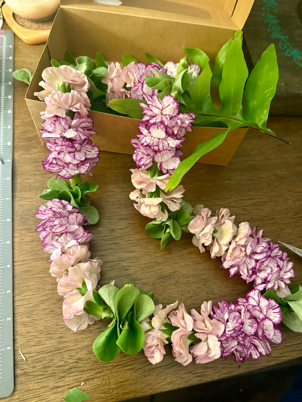 Lei Ponimōʻī  [Carnation]