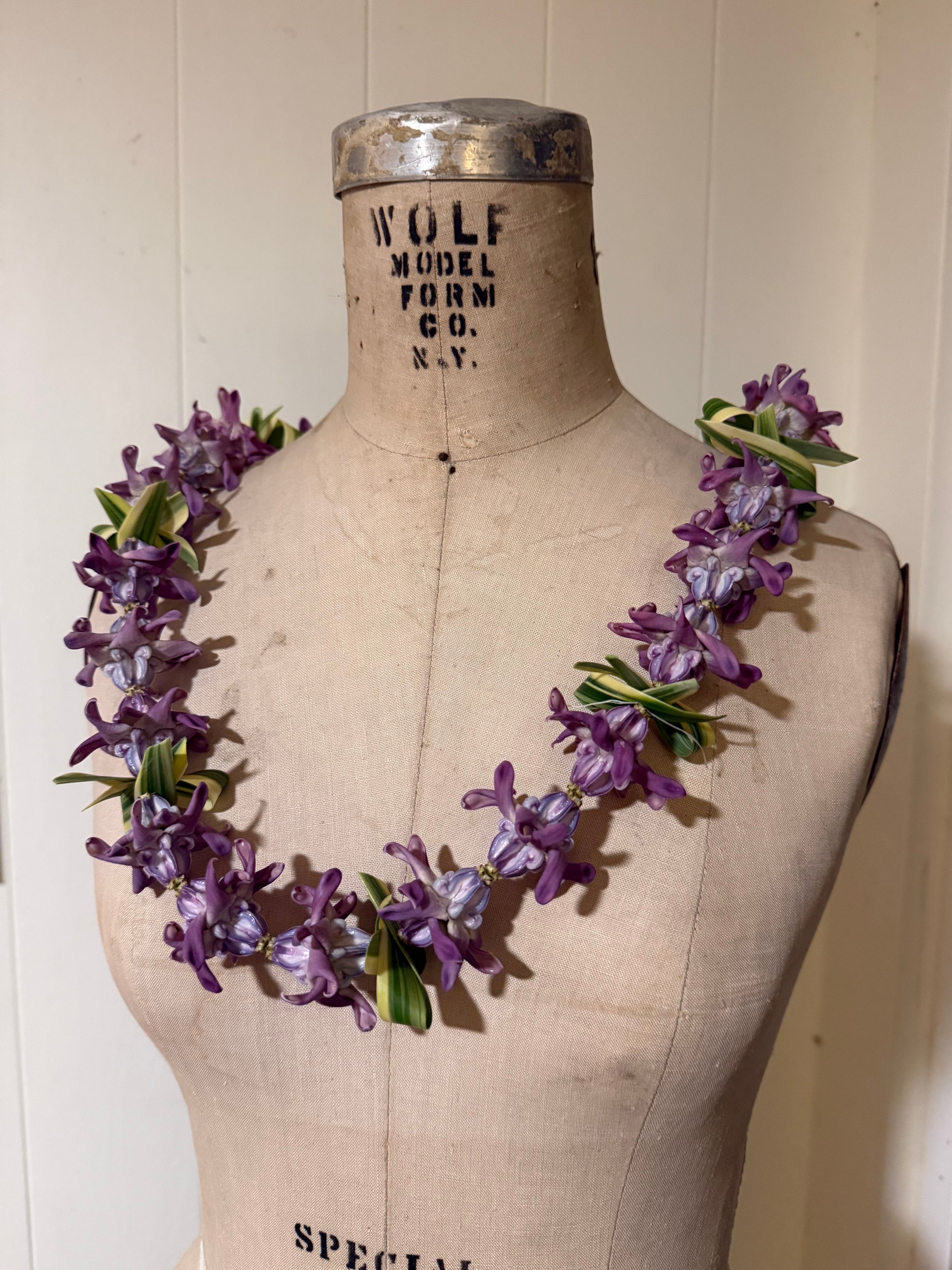 Lei Kalaunu [purple+white crown flower]