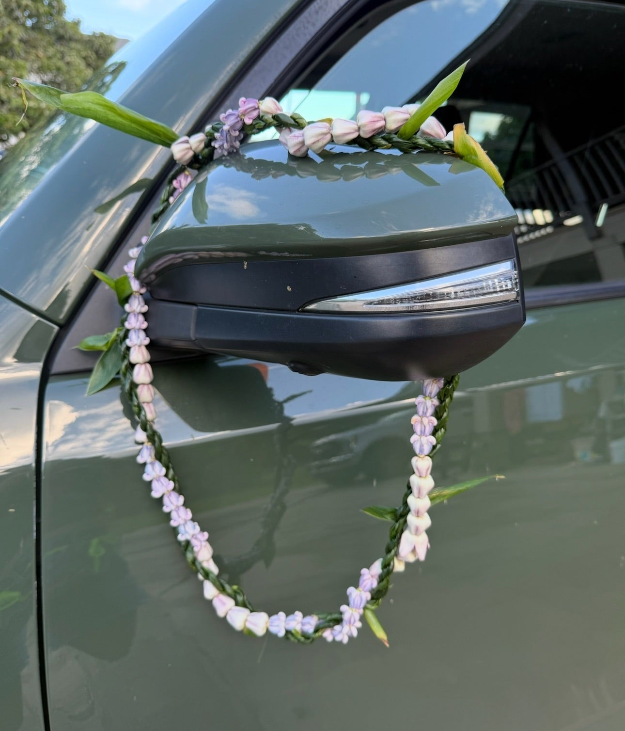 Lei Kalaunu [purple+white crown flower]