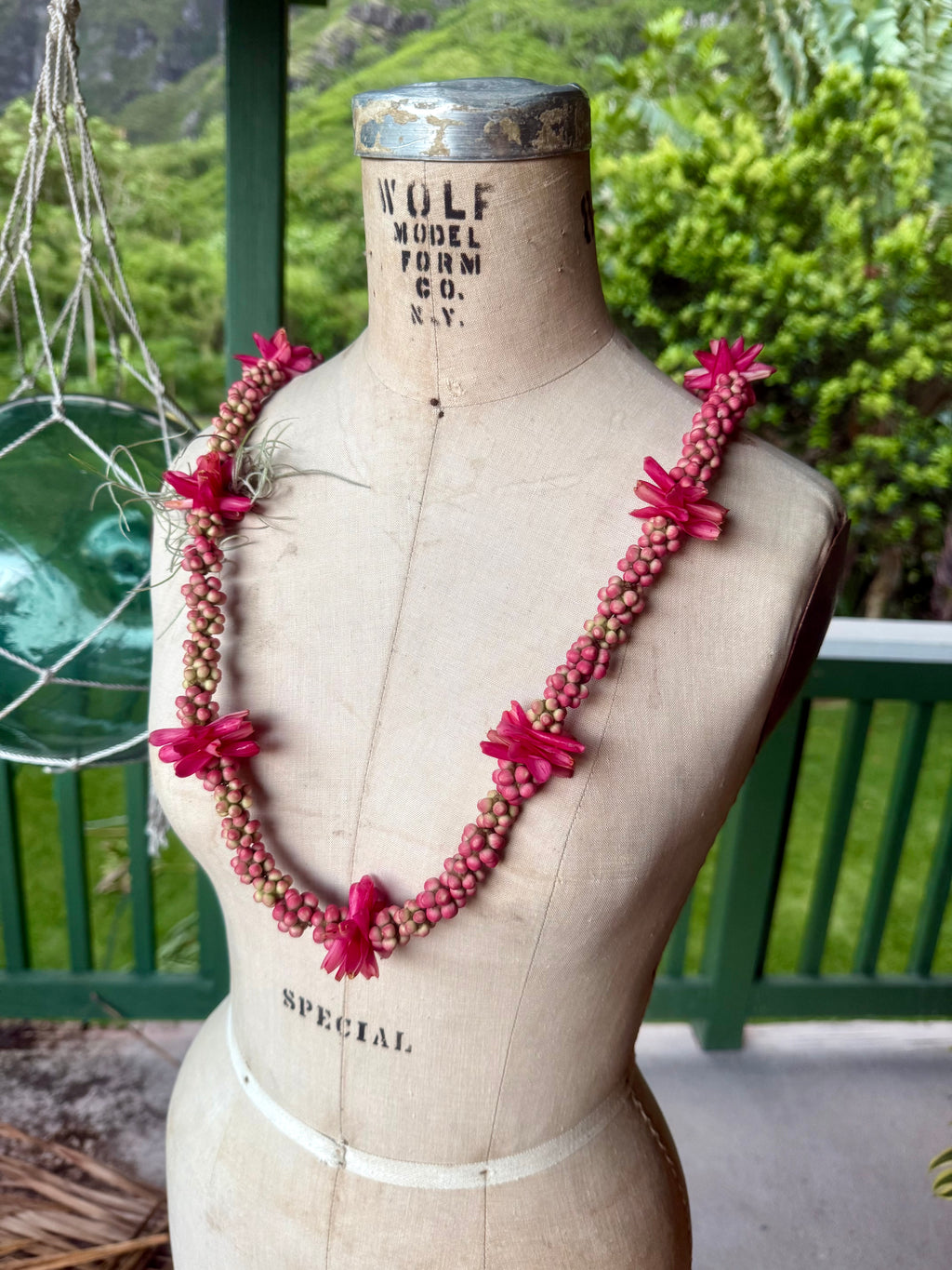 Lei Heʻe [octopus tree berry]