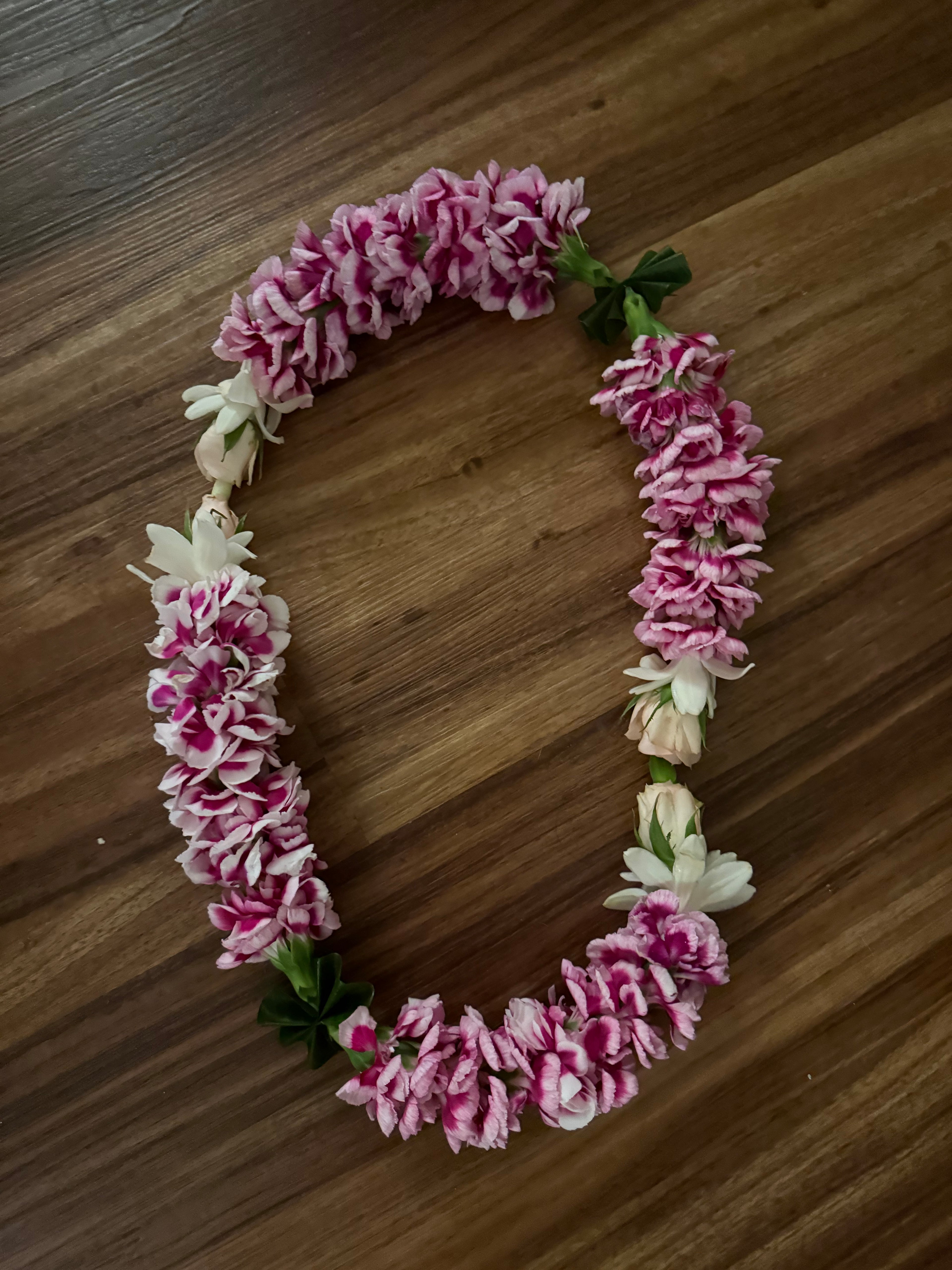 Lei Ponimōʻī  [Carnation]