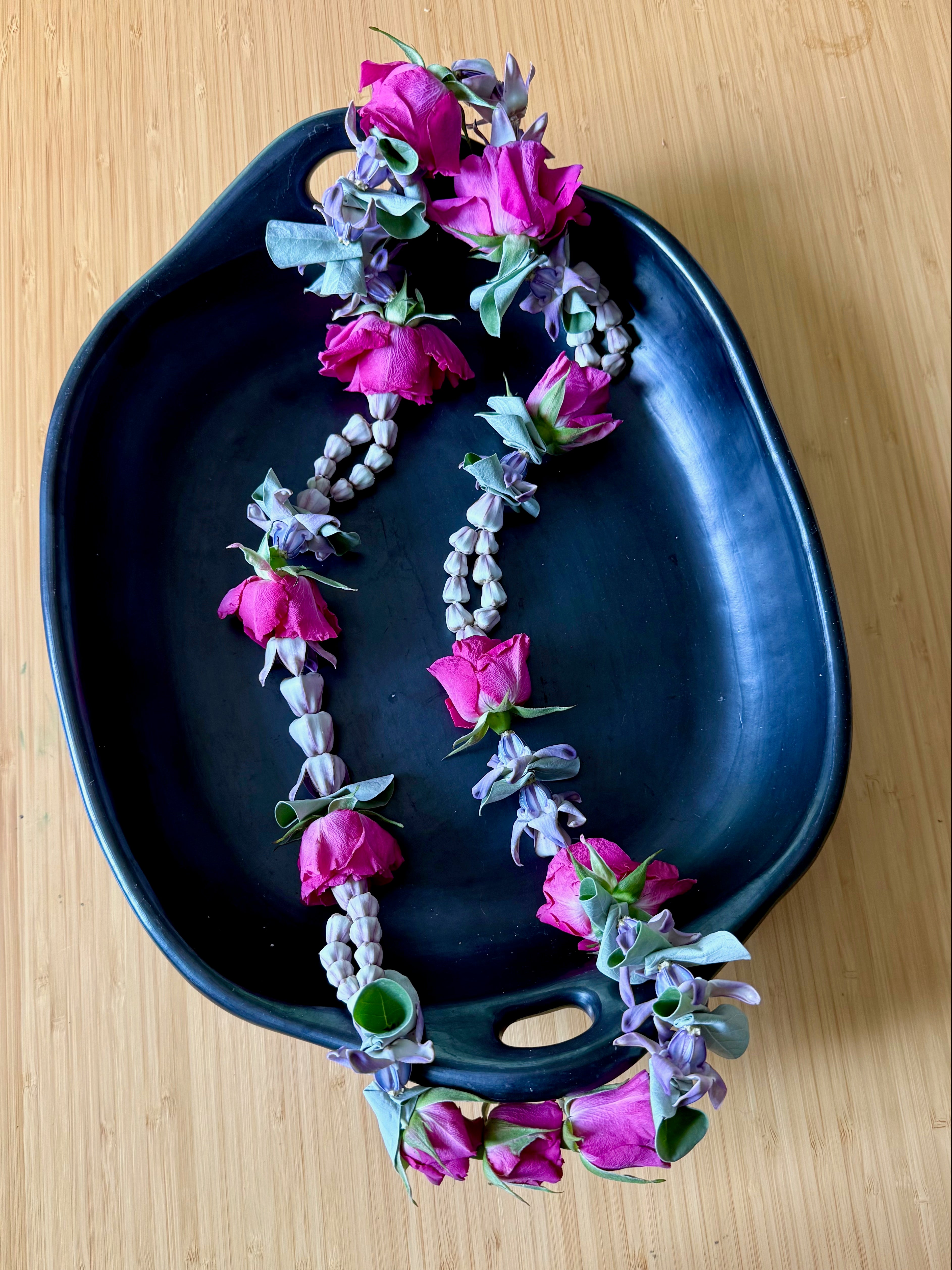 Lei Kalaunu [purple+white crown flower]