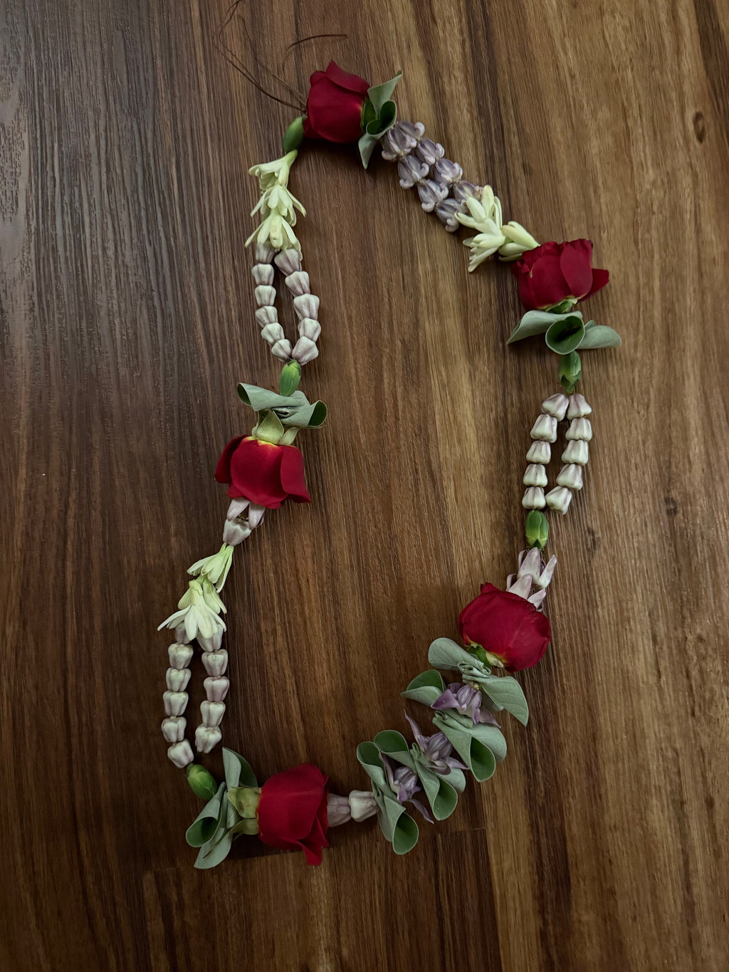Lei Kalaunu [purple+white crown flower]