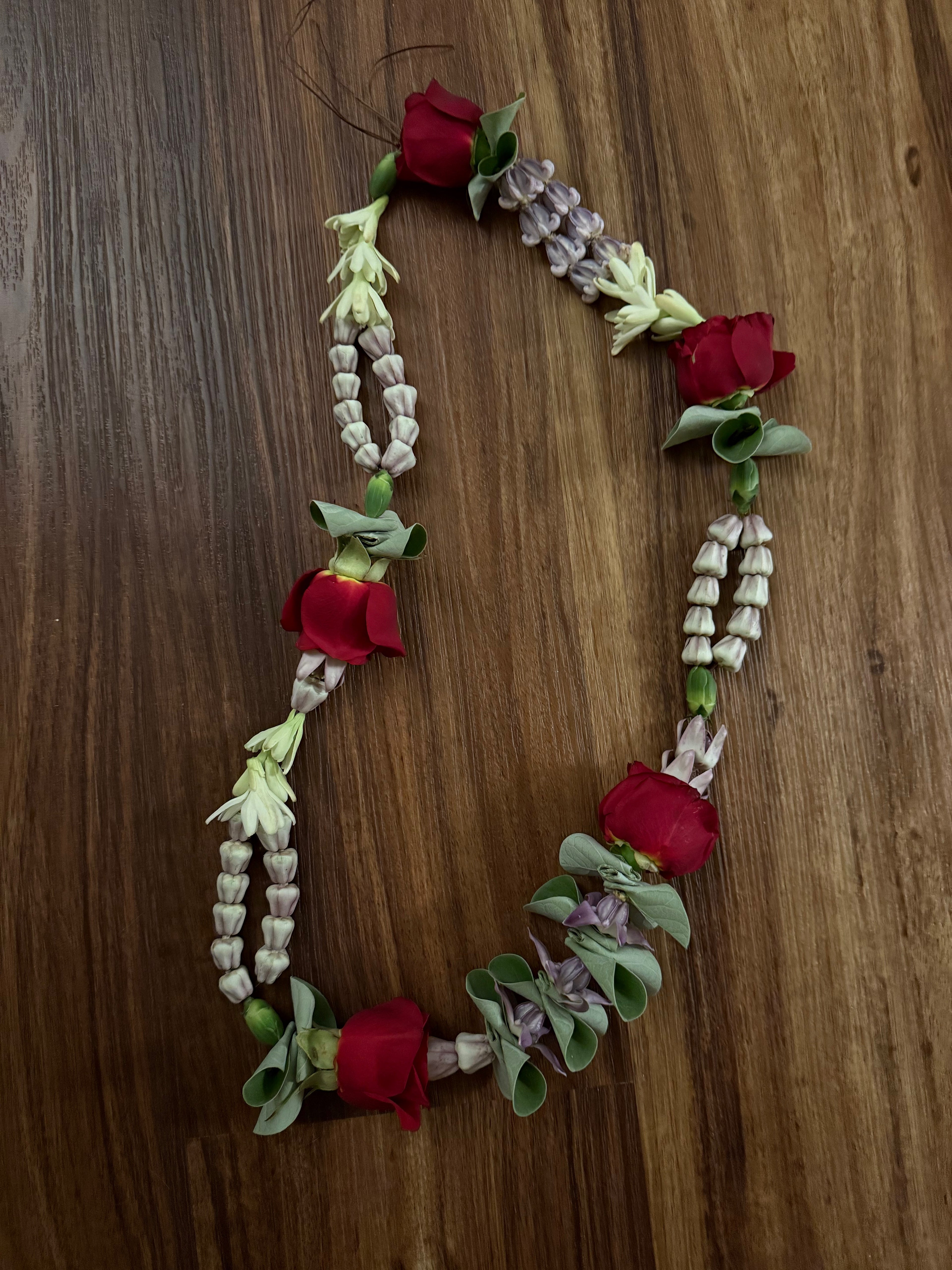 Lei Kalaunu [purple+white crown flower]