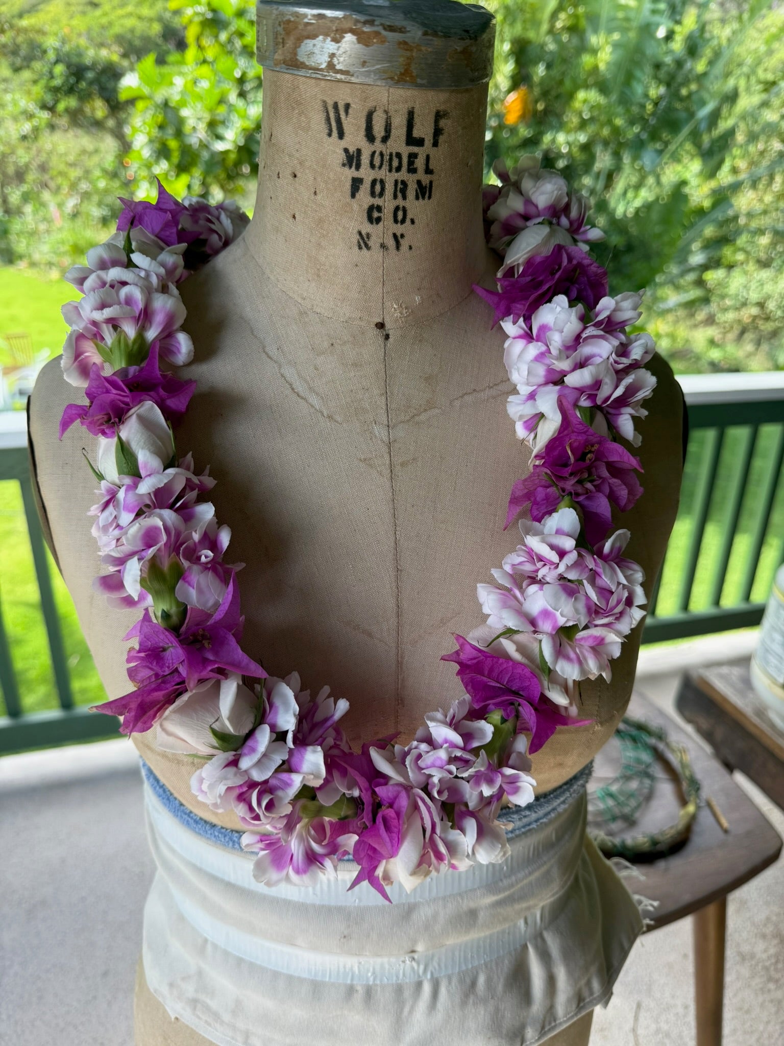 Lei Ponimōʻī  [Carnation]